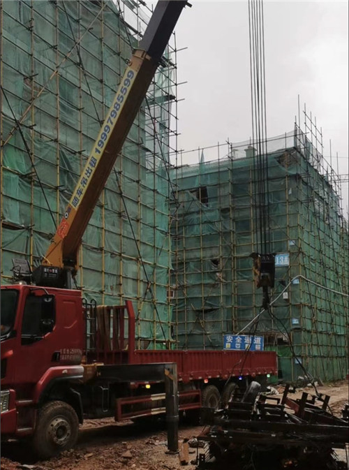 双柏县“慢工细活”—— 吊车的 “微动控制” 技术